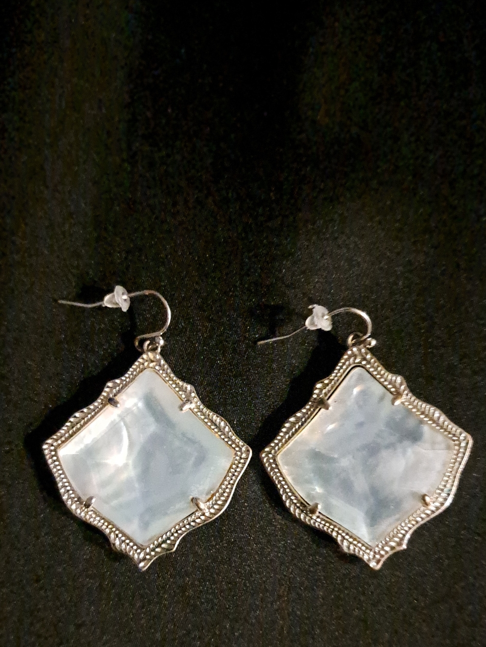 Nwot KENDRA SCOTT KIRSTEN Drop Earrings In Rhodium W/ Faceted Opalescance Stones